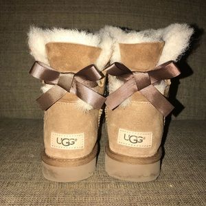 Tan one bow Bailey UGGS